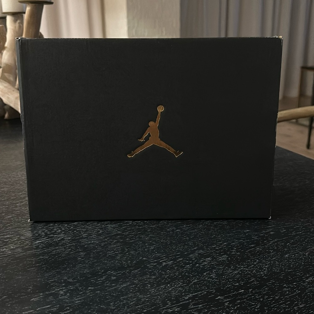Air Jordan 1 Mid. ‘White Artic Orange’ Great Condition.